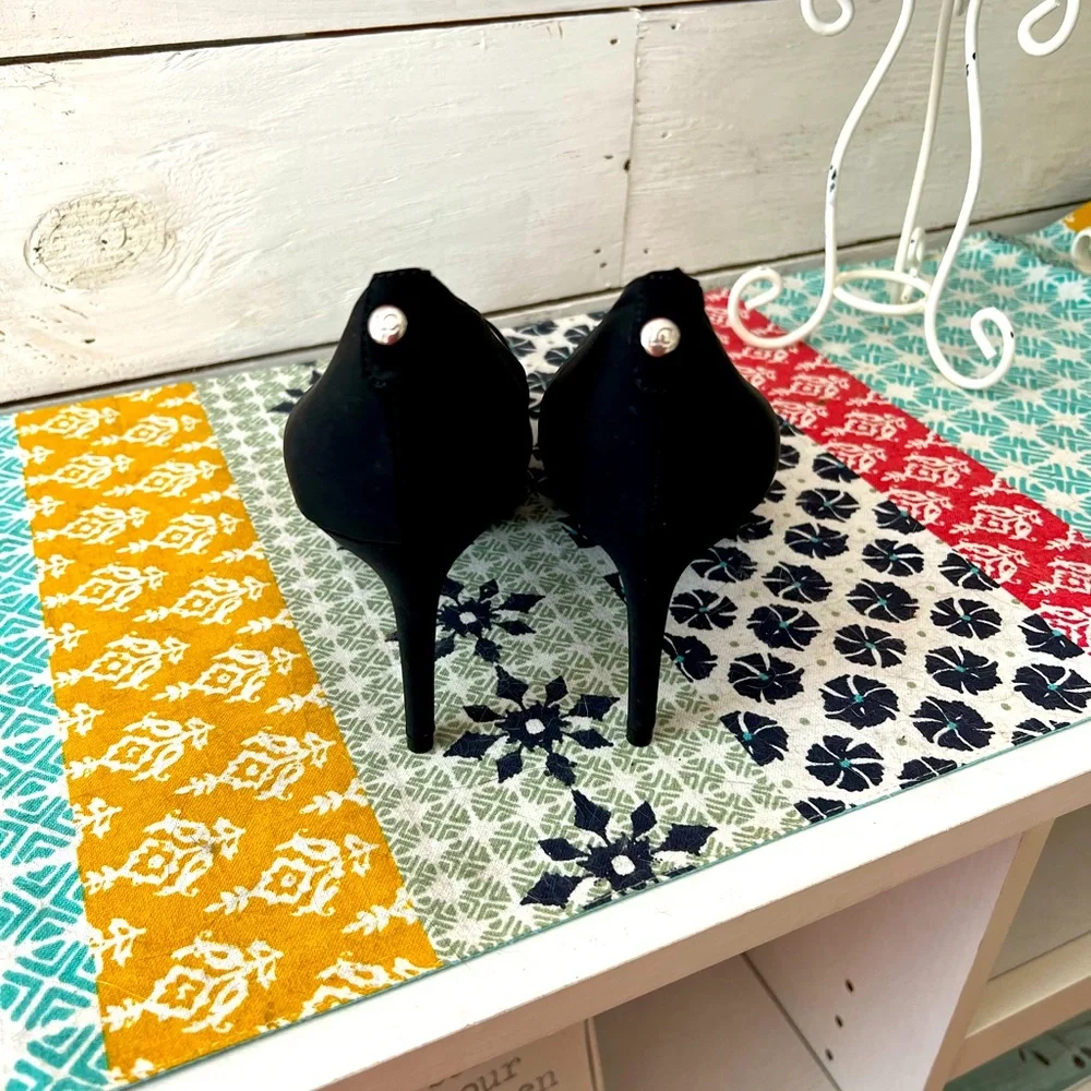 NWOT Liz Claiborne Classic Black Peep Hole Heels - Picture 3 of 5